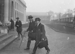 Arthur Griffith arriving at Earlsfort Terrace. Courtesy of the National Library of Ireland.